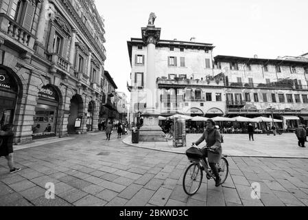 VERONA, ITALIA - 14, MARZO, 2018: Imagen en blanco y negro de la antigua arquitectura Piazza delle Erbe, visita turística de Verona, Italia Foto de stock
