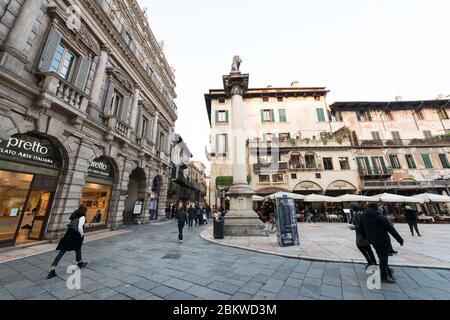 VERONA, ITALIA - 14, MARZO, 2018: Imagen horizontal de la antigua arquitectura Piazza delle Erbe, visita turística de Verona, Italia Foto de stock
