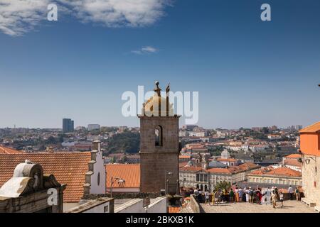 Turistas mirando el paisaje urbano de Oporto desde la terraza de la catedral de Oporto, Portugal Foto de stock