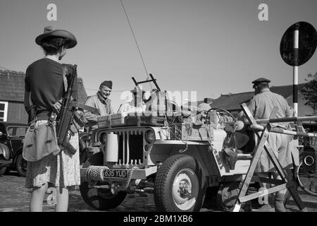 Vista frontal monocromática del jeep MB de Willy, jeep militar de época del ejército de EE.UU. En exhibición del Severn Valley Railway 1940, evento de verano de la Segunda Guerra Mundial, Reino Unido. Foto de stock