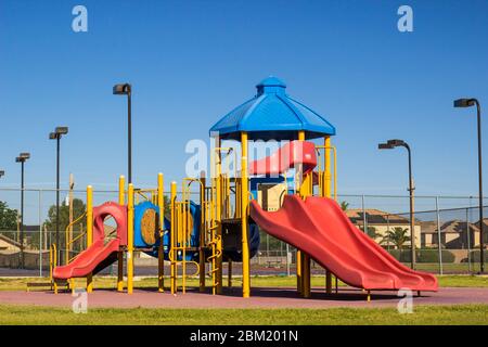 Parque infantil con varios toboganes Foto de stock