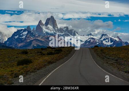 Camino a el Chalten y Fitz Roy en Patagonia Argentina excursión por carretera a las montañas nevadas