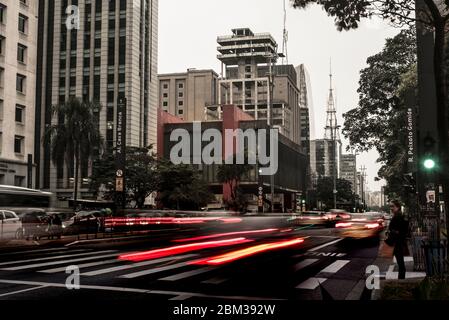 Sao Paulo, Brasil, Avenida Paulista al amanecer en un día frío. El Museo MASP se ve en esta imagen. Foto de stock