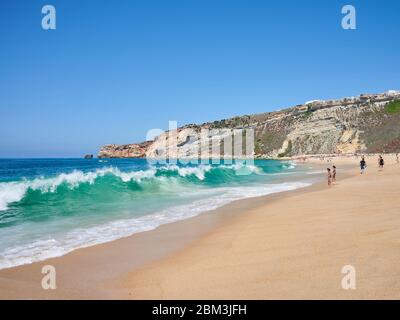 Mañana de verano en la playa de Nazaré en Portugal Foto de stock