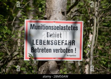 06 de mayo de 2020, Mecklemburgo-Pernerania Occidental, Peenemünde: Un cartel con la inscripción "Munition enconutrainó el área" cuelga en el bosque en los terrenos de la antigua estación de investigación del ejército. Peenemünde en la isla de Usedom se hizo famoso a través de la estación de investigación del ejército 'Peenemünde-Ost' y la estación de pruebas de la fuerza aérea 'Peenemünde-West' de 1936 a 1945. De 1937 a 1945, Wernher von Braun fue el director técnico de la estación de investigación del ejército. El cohete V2 desarrollado por los nazis en Peenemünde como "arma de la guerra" o "arma del milagro" fue disparado contra Inglaterra. El 8 de mayo Marca el 75. An