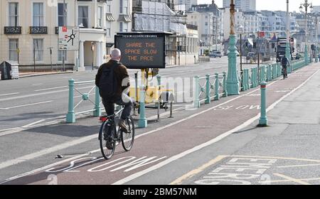 Brighton UK 7 de mayo de 2020 - un mensaje a los ciclistas a lo largo de la costa de Brighton en una hermosa mañana soleada durante la crisis pandémica Coronavirus COVID-19 . Se prevé que el clima sea cálido y soleado en los próximos días antes de volver más fresco en el fin de semana. Crédito: Simon Dack / Alamy Live News