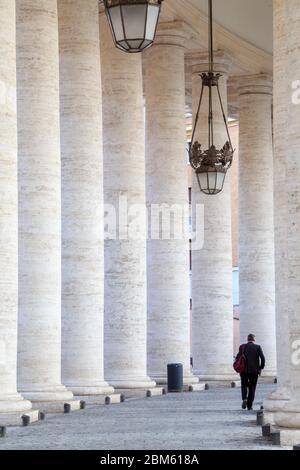 Säulengang, Petersdom, Vatikan, Rom, Italien Foto de stock