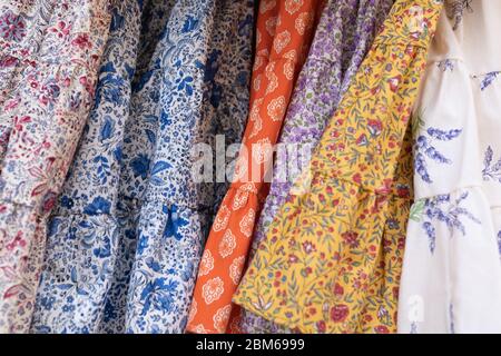 detalle de primer plano floral patrón mujer vestidos en la tienda Foto de stock