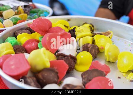 Caramelos de gelatina recubiertos de azúcar en forma de frutas o