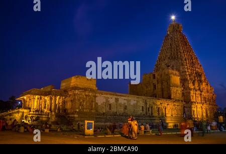 THANJAVUR, INDIA - 27 de abril de 2019: Brihadeeswara Templo o Gran Templo en Thanjavur en la vista nocturna. Disparo de exposición larga para la noche del templo de Brihadishvara t Foto de stock