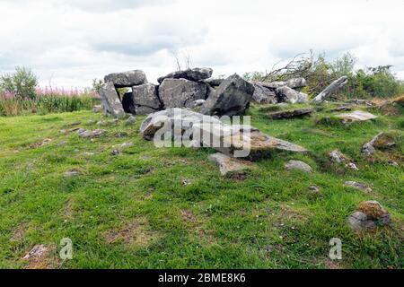 Tumba de la cuña de la pila gigante, Parque Cavan Burren, Geopark, Blacklion, Irlanda, Foto de stock
