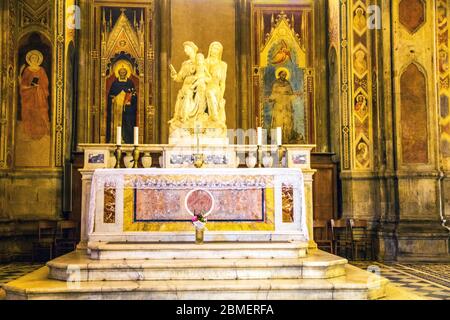 El Altar de Santa Ana situado en la iglesia y museo de Orsanmichele en Florencia Italia Foto de stock