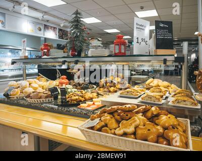 París, Francia - 9 de diciembre de 2017: Deliciosa comida sueca y francesa dulce en el restaurante IKEA muebles deliciosas carnes todos los días Foto de stock
