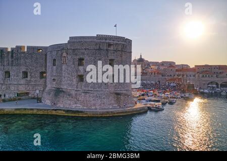 Dubrovnik casco antiguo puerto panorama drone tiro Foto de stock