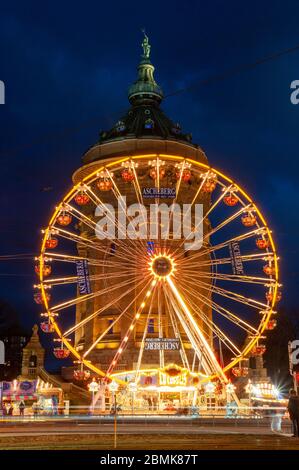 Mannheim, Alemania. 19 de febrero de 2012. La rueda de ferris del mercado de carnaval en la Wasserturm (Torre del agua).