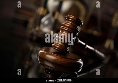 Concepto de oficina de abogados. Composición de símbolos de ley: Gavel, escala sobre mesa marrón brillante.