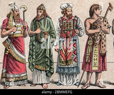 Disfraces religieux dans l'Antiquite : de g a d retreat d'un roi assyrien en vetements d'officiant, un pretre fenien, un Grand pretre hebreu, et un Foto de stock