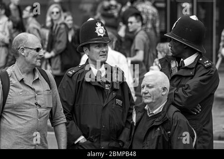 Dos policías Metropolitanos con cascos en Londres, Inglaterra, Reino Unido, Gran Bretaña Foto de stock