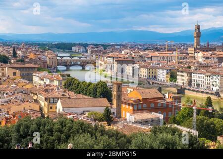 Florencia, Italia - 16 de agosto de 2019: Vista del horizonte de Florencia y el paisaje de la Toscana, Italia