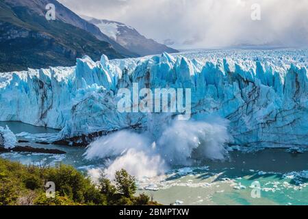 Hielo colapsando en el agua en el Glaciar Perito Moreno en el Parque Nacional los Glaciares cerca de el Calafate, Patagonia Argentina, Sudamérica.