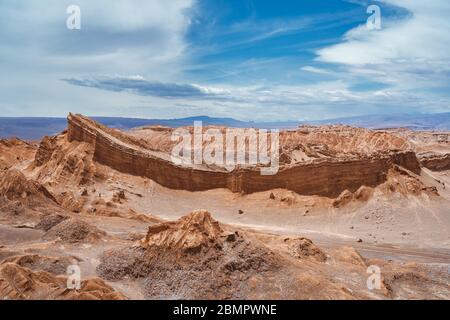 Paisaje dramático en el Valle de la Luna (Valle de la Luna) en el Desierto de Atacama, Chile, Sudamérica. Foto de stock
