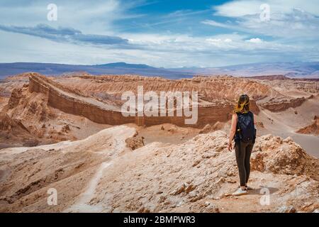 Viajero femenino explorando el Valle de la Luna en el Desierto de Atacama, Chile, Sudamérica. Foto de stock