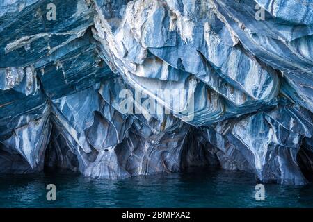 Cuevas de mármol (Cuevas de Marmol), una serie de cuevas esculpidas naturalmente en el Lago General Carrera en Chile, Patagonia, Sudamérica.