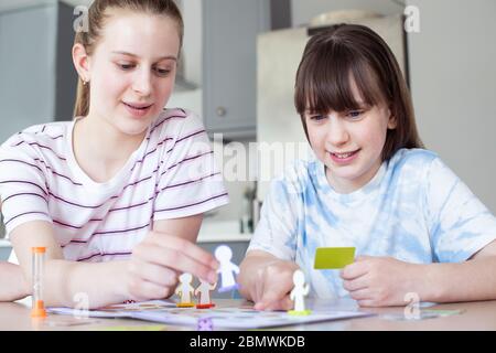 Dos niños jugando juntos a juegos de mesa genéricos en casa Foto de stock