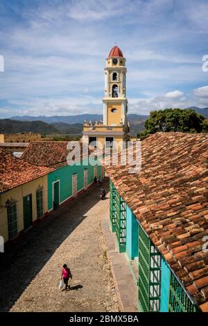 Vista elevada de una calle adoquinada y del monasterio de San Francisco de Asís en el centro de la ciudad de la época colonial, Trinidad, Cuba