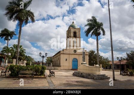 Iglesia del Sagrado corazón de Jesús en la plaza principal, Vinales, Cuba Foto de stock