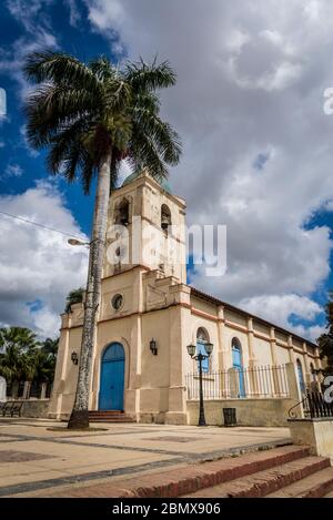 Iglesia del Sagrado corazón de Jesús en la plaza principal, Vinales, Cuba Foto de stock