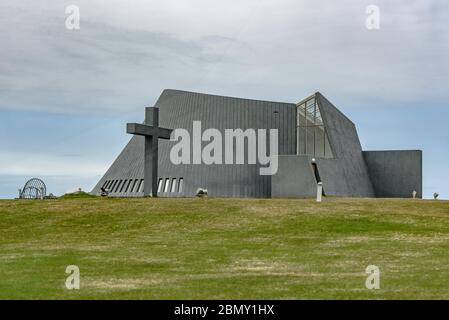 Blönduóskirkja / Iglesia de Blonduos en el norte de Islandia es un ejemplo de arquitectura moderna con hormigón