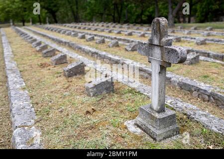 Cementerio de la primera Guerra Mundial en Gorjansko, Eslovenia, donde están enterrados soldados del ejército austro-húngaro que murieron entre 1915-1917 en batallas de los Isonzo Foto de stock
