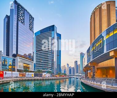 DUBAI, EAU - 2 DE MARZO de 2020: El cielo azul brillante de la noche se refleja en las fachadas de cristal de Crowne Plaza y las Torres Silverene, situadas a orillas del Mari de Dubai