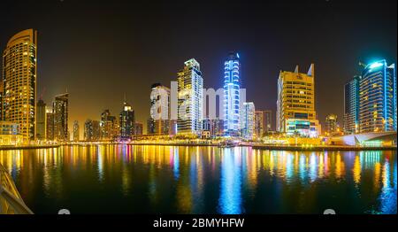 DUBAI, EAU - 2 DE MARZO de 2020: Horizonte panorámico por la noche del distrito de moda de Dubai Marina, famoso por los altos edificios residenciales de lujo, restauran