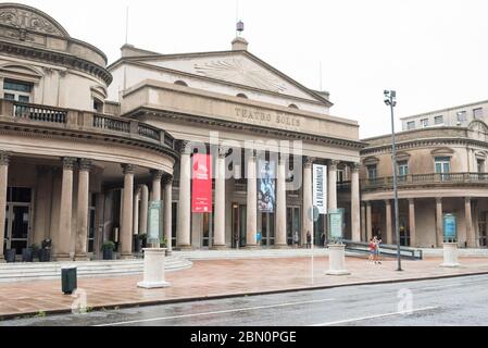 Montevideo / Uruguay, 29 de diciembre de 2018: Vista exterior del Teatro Solis, un edificio neoclásico ubicado en el casco antiguo Foto de stock