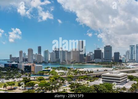 Miami, FL, Estados Unidos - 27 de abril de 2019: Skyline del centro de Miami visto desde Dodge Island en Biscayne Bay en Miami, Florida, Estados Unidos. Foto de stock