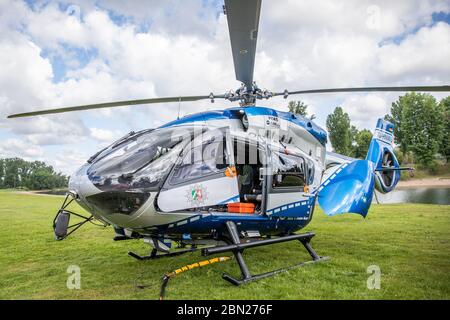 Dusseldorf, Alemania. 12 de mayo de 2020. Un helicóptero Airbus H145 de la policía de Renania del Norte-Westfalia está parado en un prado. La policía de Renania del Norte-Westfalia ha recibido nuevos contenedores de agua para el fuego para sus helicópteros. Se utilizarán para ayudar a los bomberos a extinguir los incendios forestales del aire. Los llamados "cucharones Bambi" pueden contener 820 litros de agua. Crédito: Marcel Kusch/dpa/Alamy Live News Foto de stock