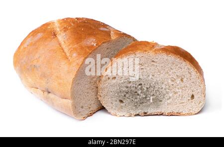 Pieza de pan mohoso aislada sobre fondo blanco Foto de stock