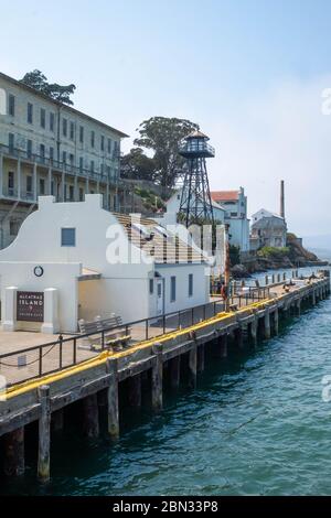 La isla de la prisión de Alcatraz en la Bahía de San Francisco muestra la famosa torre de agua Foto de stock