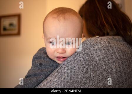 Un niño de 11 meses con su madre. Foto de stock