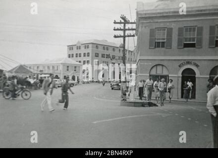 Fotografía de época, Heyl's Corner en Queen Street y Front Street en Hamilton, Bermuda el 30 de octubre de 1955. Tomado por un pasajero desbarcado de un crucero. FUENTE: FOTOGRAFÍA ORIGINAL Foto de stock