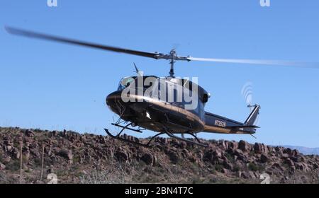 Un helicóptero UH-1N de las Operaciones aéreas y Marinas de Aduanas y Protección Fronteriza de los Estados Unidos se instala en tierra en el terreno accidentado del Parque Nacional Big Bend en el oeste de Texas el 6 de diciembre de 2019. El vuelo fue conducido por la unidad Alpine Air Unit, que cae bajo la rama aérea el Paso de amo utilizando un helicóptero Bell UH-1N Iroquois renovado. El sector de Big Bend incluye más de una cuarta parte de la frontera sur de Estados Unidos y el uso de helicópteros para operaciones de movilidad aérea para trasladar agentes y suministros de la Patrulla Fronteriza dentro y fuera del terreno duro de las zonas ha aumentado la aprehensión y las incautaciones de estupefacientes. (U. Foto de stock