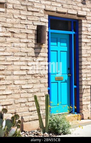Tucson, Arizona, USA 12 de abril de 2010 la puerta principal pintada de azul y verde azulado de una casa restaurada en el histórico distrito de Tucson Barrio de Arizona. Foto de stock