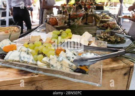 Platos de carne y queso durante el desayuno-almuerzo tipo bufé al aire  libre en el jardín o en el restaurante de la terraza. Comida buffet Brunch  Catering comer Fiesta compartida Fotografía de stock - Alamy