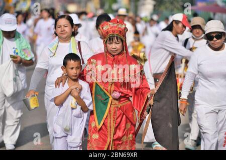 Una procesión durante el Festival Vegetariano (Festival de los Nueve Dioses Emperadores) en la ciudad de Phuket, Tailandia Foto de stock