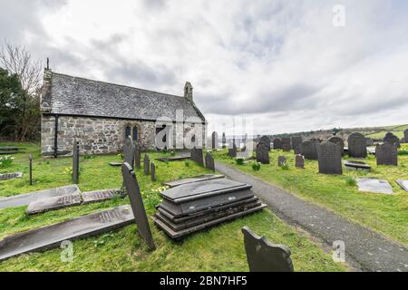 Iglesia de San Tysilio construida 630AD en la isla de la Iglesia en Porthaethwy Menai Bridge en Anglesey en el norte de Gales Foto de stock