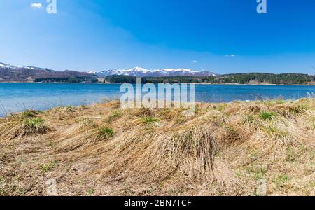 Vista panorámica del lago Vlasina en el sur de Serbia a principios de la primavera Foto de stock