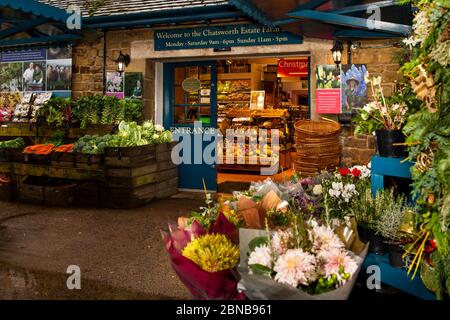 Reino Unido, Inglaterra, Derbyshire, Pilsley, Chatsworth Estate Farm tienda en los antiguos edificios de Stud Farm, flores y puestos de verduras en la entrada Foto de stock
