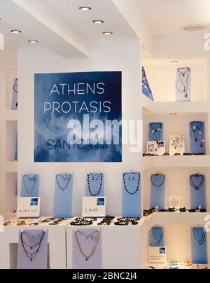 Joyas hechas a mano Atenas protasis cuentas de cerámica y pulseras a la venta dentro de una tienda de recuerdos Corfú, Grecia, Islas griegas Foto de stock